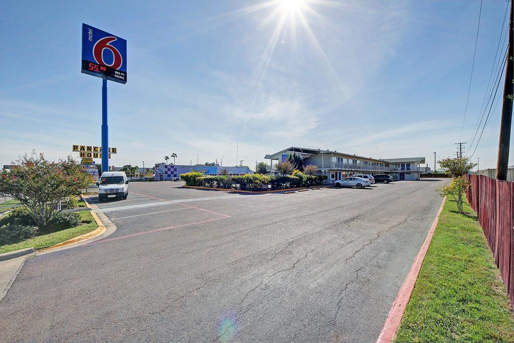 Motel 6-Laredo, Tx - South Экстерьер фото